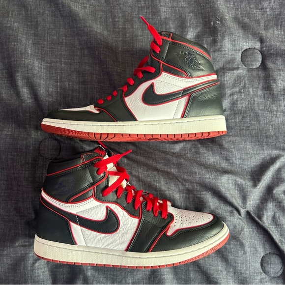 Size 10.5 - Jordan 1 Retro High OG Bloodline 2019 - Picture 4 of 7